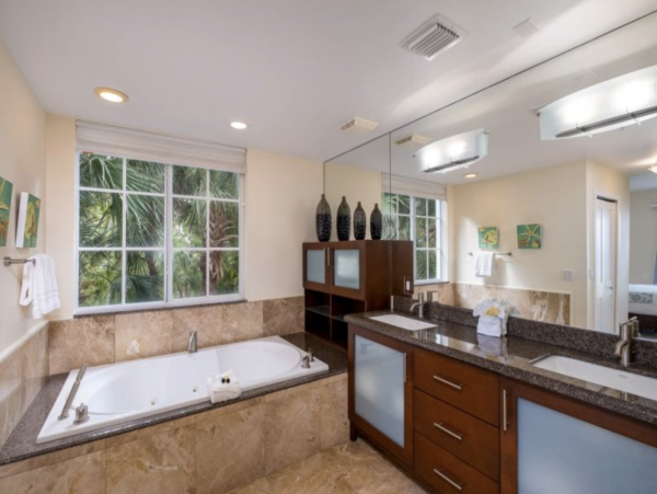 Four Bedroom Oceanfront Vacation Condo in Key Largo Sleeps 8